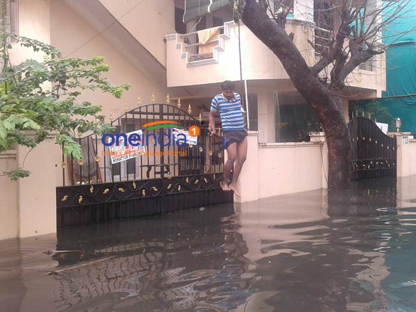 வீடுகளுக்குள் தண்ணீர் புகுந்தது
