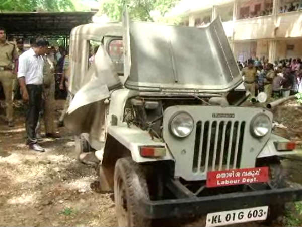 One injured in an explosion in a jeep outside Kollam court, Kerala One injured in an explosion in a jeep outside Kollam court, Kerala