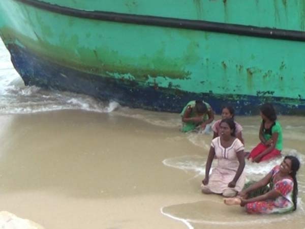 குதித்த பெண்கள்- துப்பாக்கிச் சூடு 