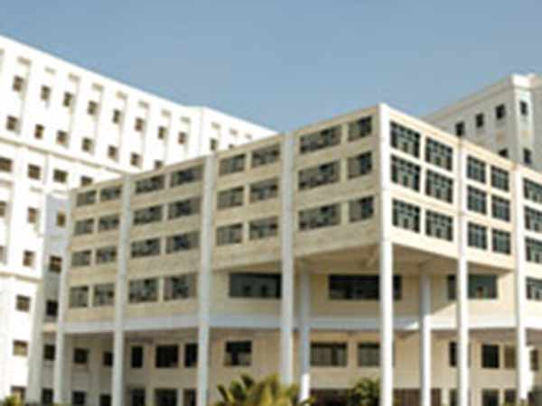 எஸ்.ஆர்.எம் மீது வழக்கு