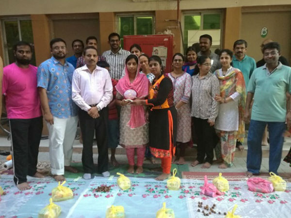 Rekha Music and Dance group distribute Iftar meals to workers 