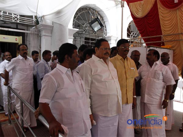 அமளி துமளி 