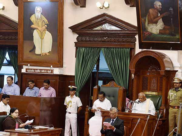 சபாநாயகர் இருக்கை முற்றுகை 