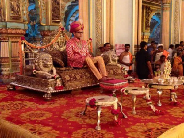 அரசராக அறிவிப்பு 