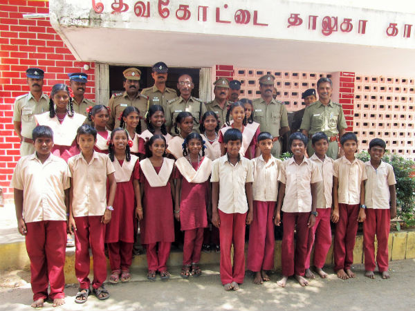 Devakottai school students visits police station for field visit 