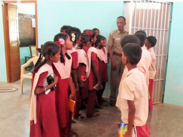 Devakottai school students visits police station for field visit 