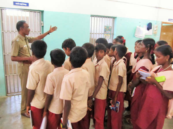 Devakottai school students visits police station for field visit 