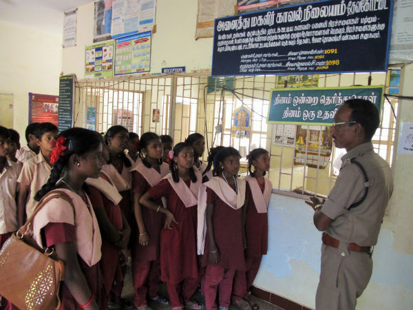 Devakottai school students visits police station for field visit 