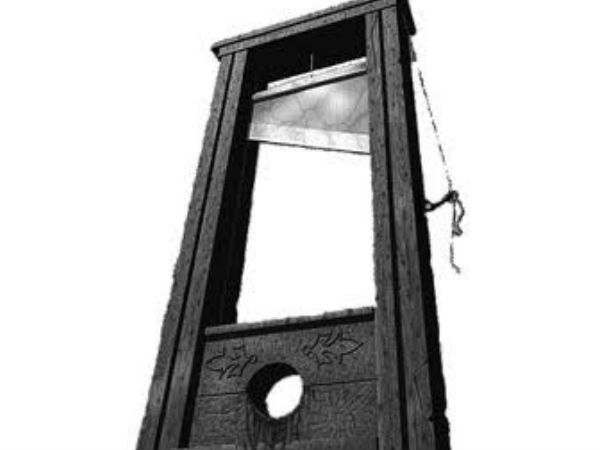 கில்லட்டின் இயந்திரத்தில்...