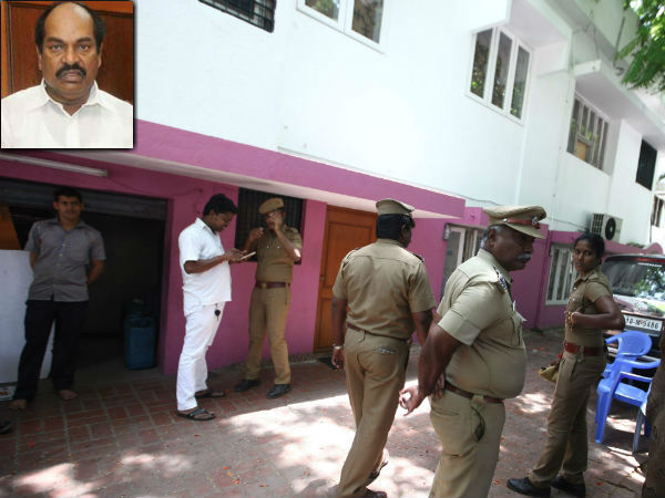 I-T officials seize Rs 15 crores from Jagathrakshakan's house I-T officials seize Rs 15 crores from Jagathrakshakan's house