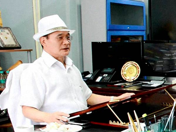 ஆளுநருடன் மோதல் ஆளுநருடன் மோதல்