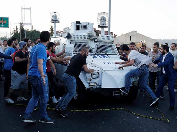 வீதியில் இறங்கிய மக்கள்