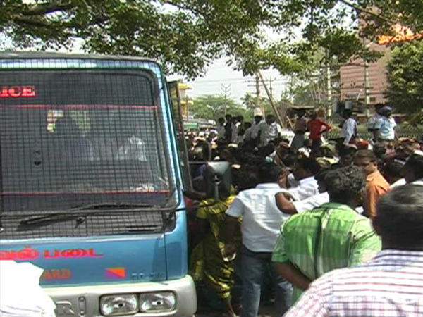 சாலை மறியல்...