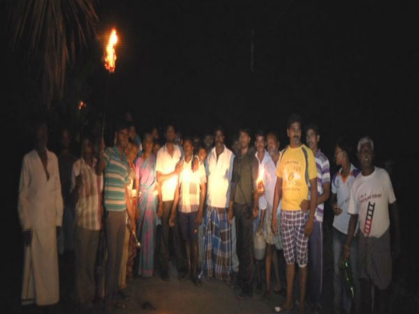 கதவைத் தடதடவென தட்டும் பேய்