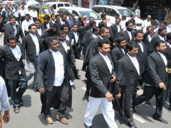 எங்கு பார்த்தாலும் வழக்கறிஞர்கள்