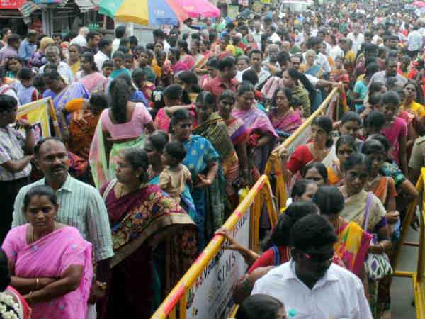 காத்திருந்த பக்தர்கள் 