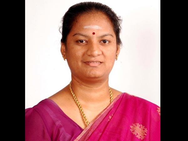 தம்பித்துரை முன்னிலையில் 