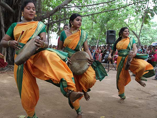 கிராமிய நடன நிகழ்ச்சி... 