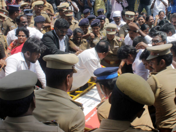 போலீசில் புகார்