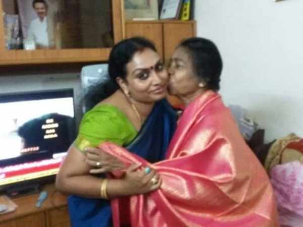 மாமியாரிடம் வாழ்த்து