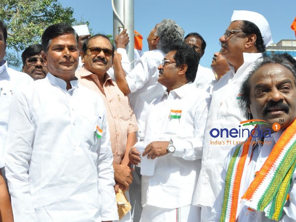 கோஷ்டிப் பூசல் இருக்கு... என்ன பண்றது.! 