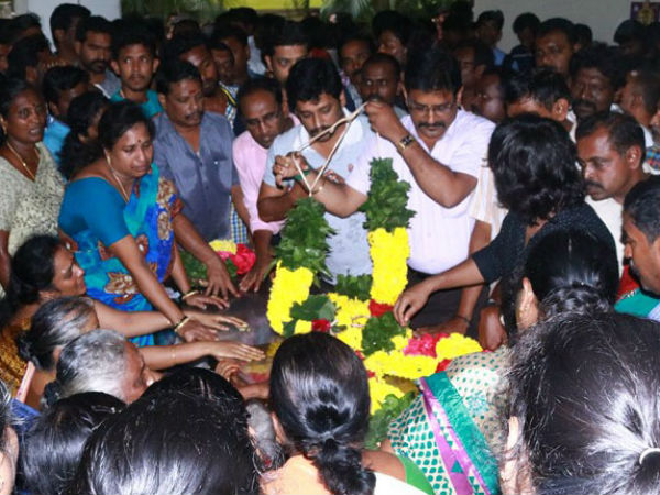 கதறி அழுகிறார் அவரது மனைவி கதறி அழுகிறார் அவரது மனைவி