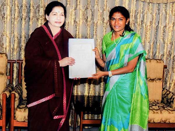 சசிகலா புஷ்பா மாதிரி.. சசிகலா புஷ்பா மாதிரி..