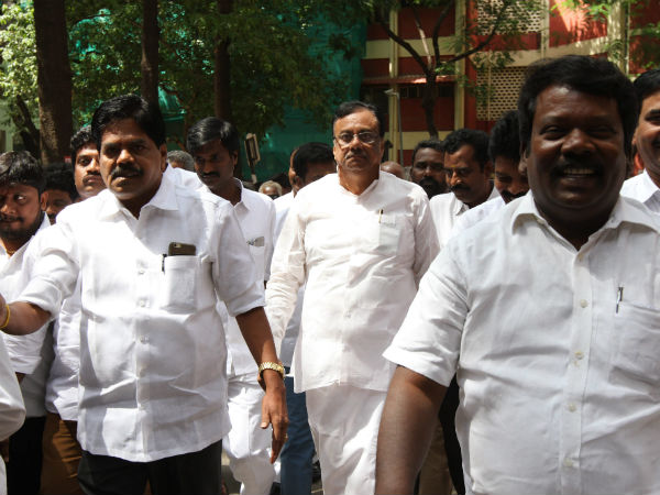 Defamation case EVKS Elangovan appear before court 
