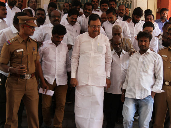 Defamation case EVKS Elangovan appear before court 