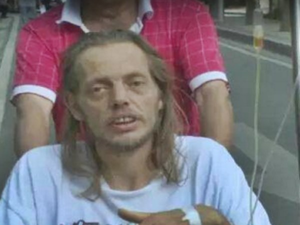 Man Waits 10 Days at Airport for Online Girlfriend