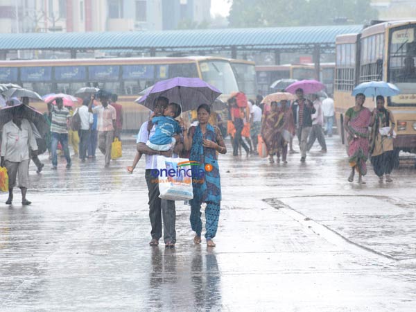 Chennaiites enjoy shower rain Chennaiites enjoy shower rain