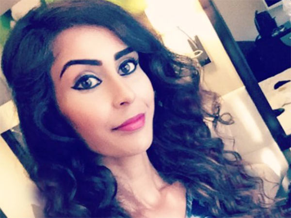 UK Muslim Woman Detained For Reading Syria Art Book On Plane UK Muslim Woman Detained For Reading Syria Art Book On Plane