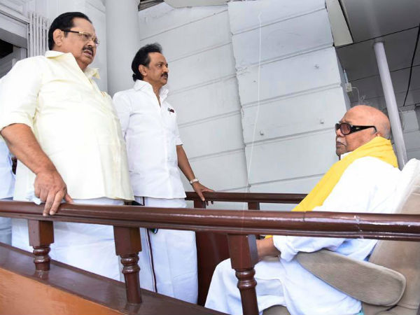 கையெழுத்து போட்ட கருணாநிதி 