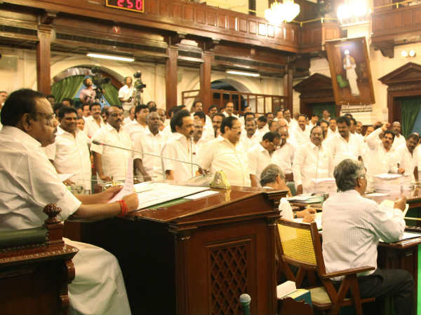 முதல்வரை பேச விடாத திமுகவினர்
