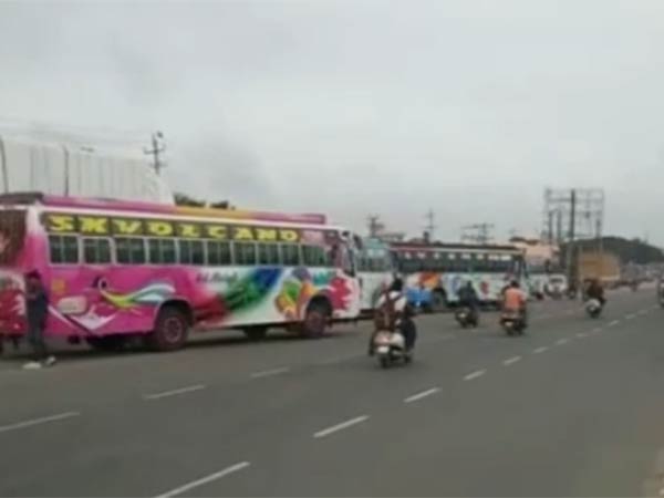 தமிழக வாகனங்கள் நிறுத்தம்