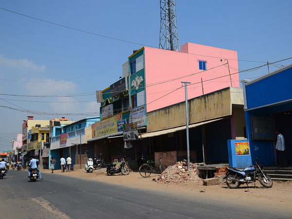 வீட்டுக் காவலில் தலைவர்கள்..