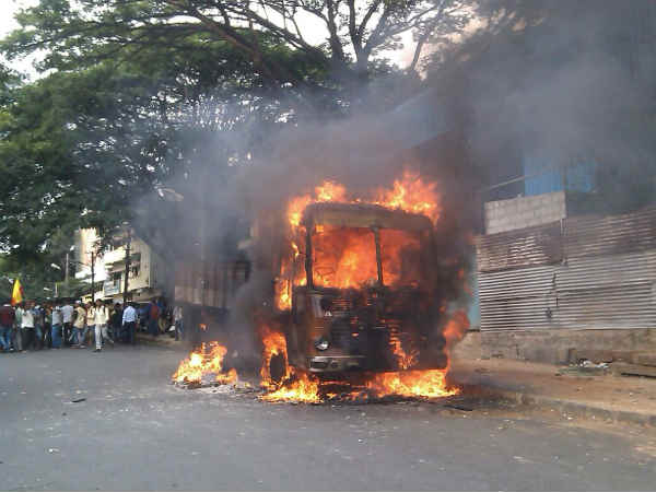 லாரிகளுக்கு தீ வைப்பு 