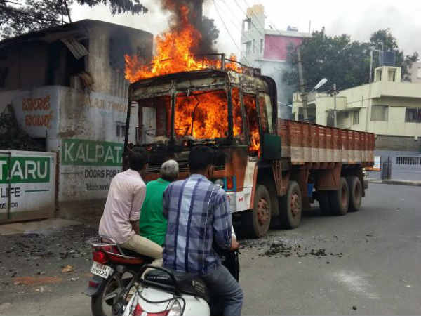 மொத்தம் 35 லாரிகள் 