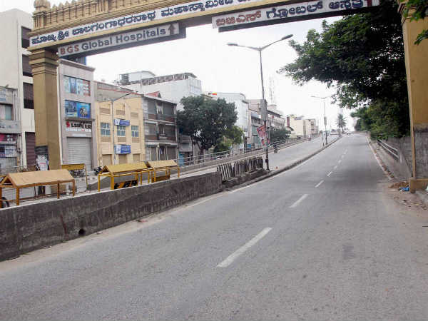 வெறிச்சோடிய தெருக்கள், சாலைகள் 