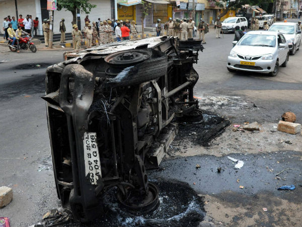 கையில் ஒரு குழந்தை.. வயிற்றில் 2வது குழந்தை கையில் ஒரு குழந்தை.. வயிற்றில் 2வது குழந்தை