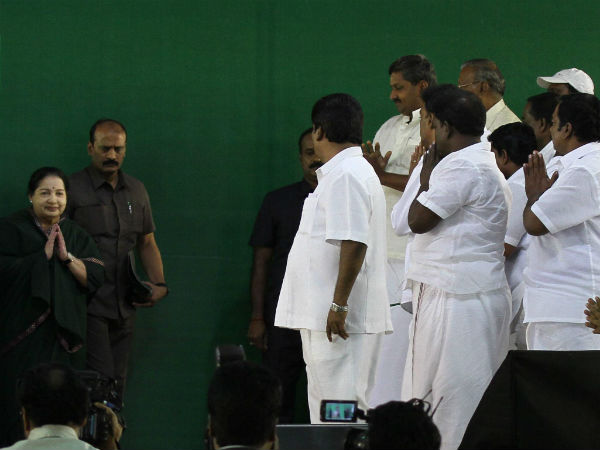 வரவேற்ற ஜெயலலிதா