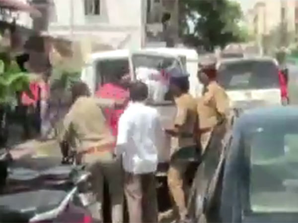 போலீசில் ஒப்படைப்பு