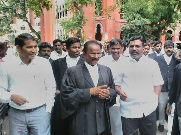 வெளியேதான் கொலை?