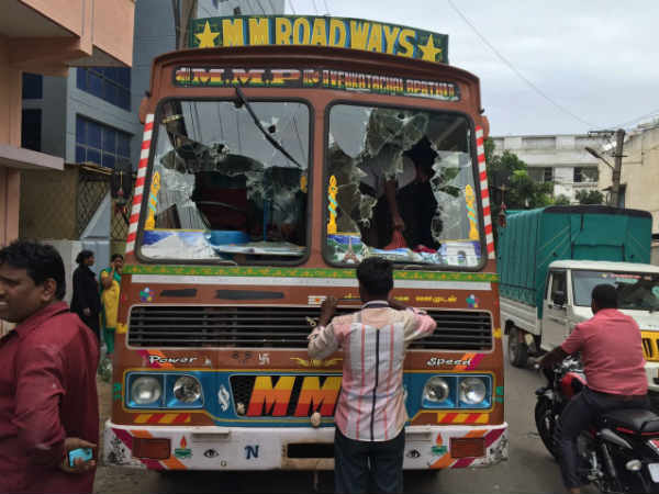 தமிழக வாகனங்கள் மீது தாக்குதல்