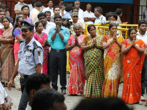 தொடர்ந்து குவியும் அதிமுகவினர்