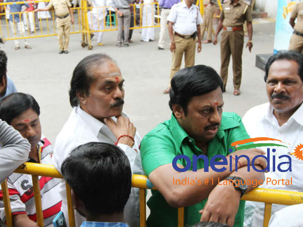 நடிகர்கள்