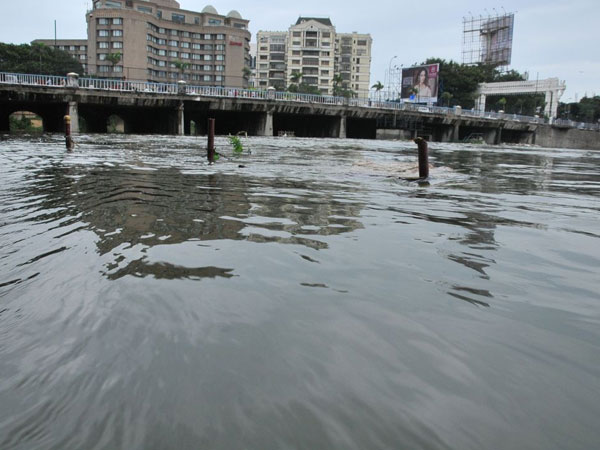 ஆயிரக்கணக்கானோர் கூடி வேடிக்கை