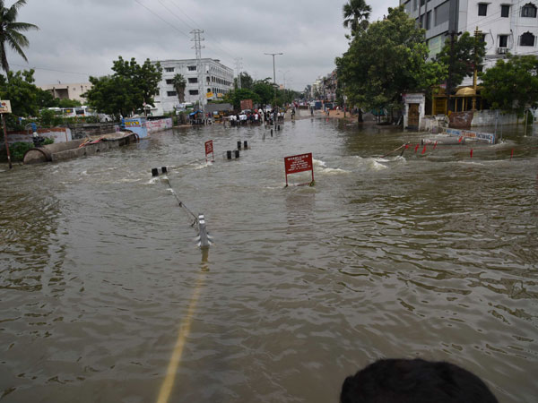 விடாமல் பெய்யும் மழை