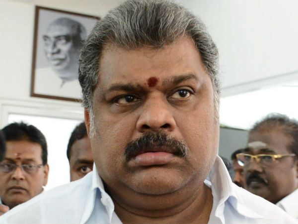 சிக்கிய ஜி.கே.வாசன் 
