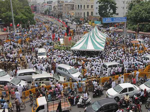 Annadurai's 108 birthday : Jayalithaa and Karunanidhi pay homage